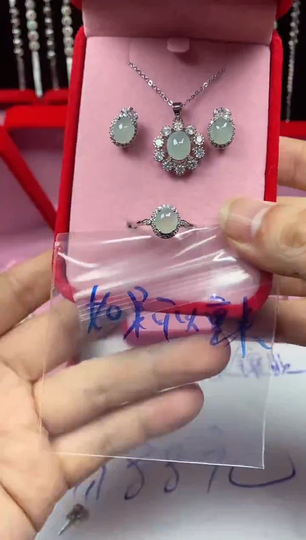 未镶嵌戒指翡翠如****间翡翠吊坠