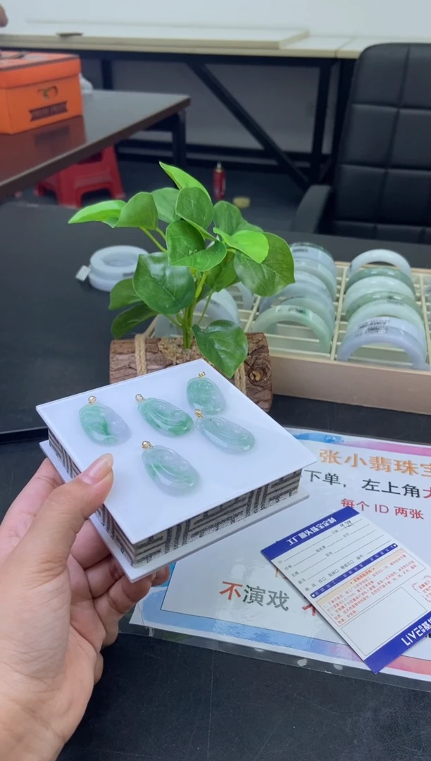 吊坠(不含链)18K金镶嵌翡翠18k金扣头阳绿飘花如意多样性发一