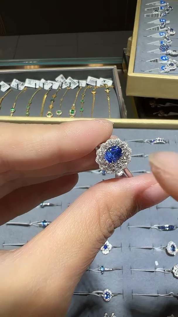 戒指蓝宝石18K金镶嵌