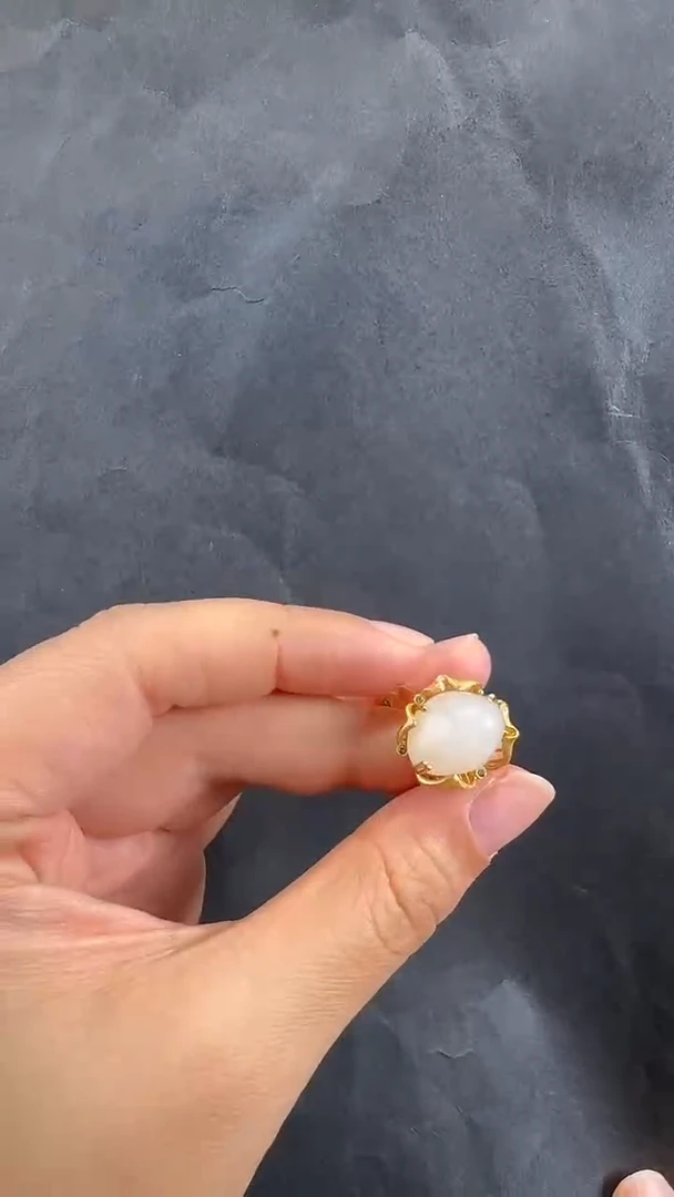 18K金镶嵌戒指和田玉戒指