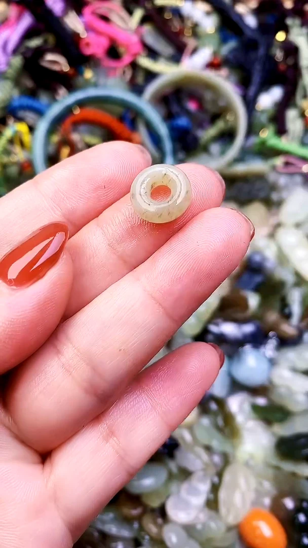 和田玉未镶嵌颈饰吊坠