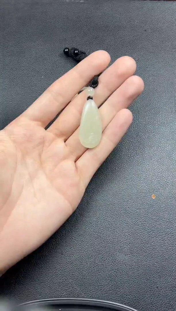 吊坠(赠链)未镶嵌和田玉且末微色差迪克兰一细吊坠