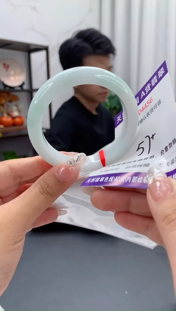 未镶嵌手镯翡翠有纹，完美者勿拍