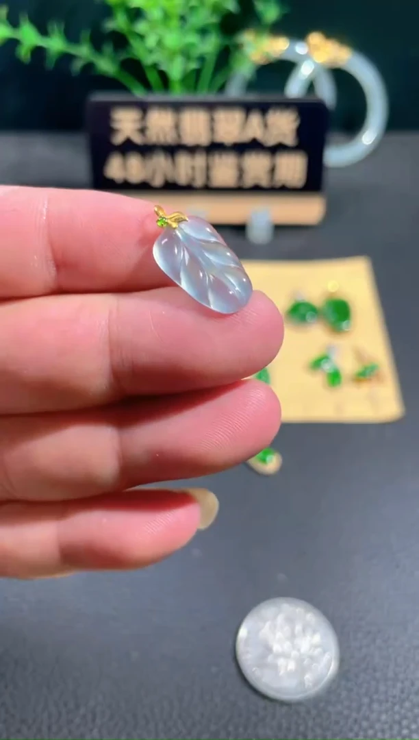 翡翠18K金镶嵌颈饰翡翠