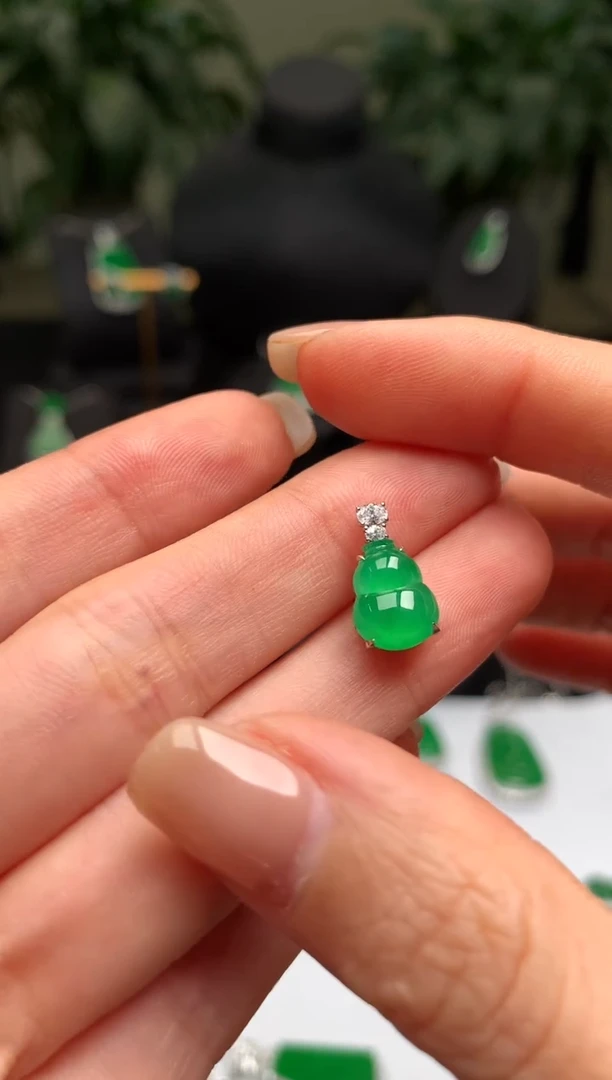 颈饰18K金镶嵌翡翠葫芦