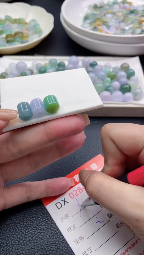 未镶嵌定制翡翠人**戏珠子