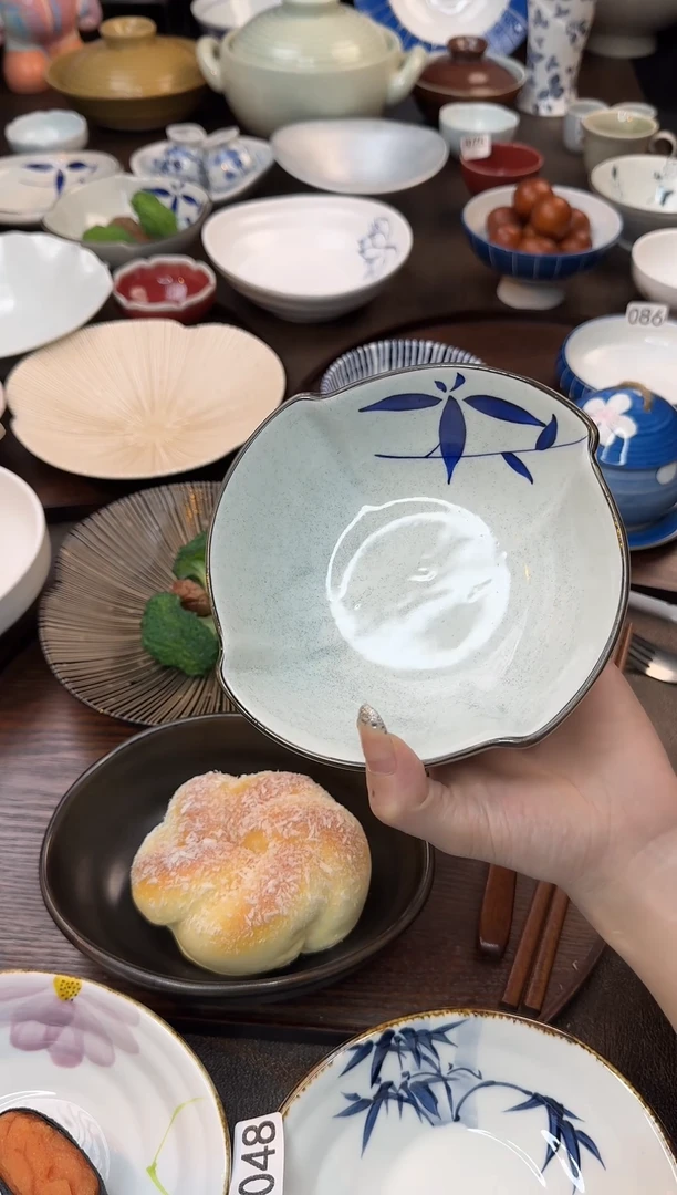 瓷花边竹叶元宝碗