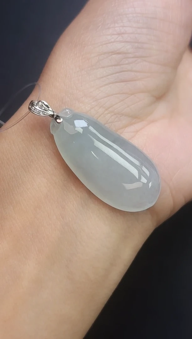 颈饰18K金镶嵌翡翠福瓜