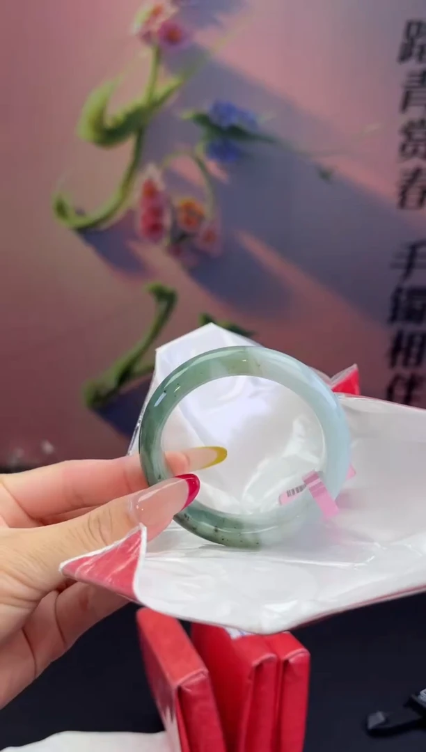 翡翠手镯未镶嵌翡翠手镯