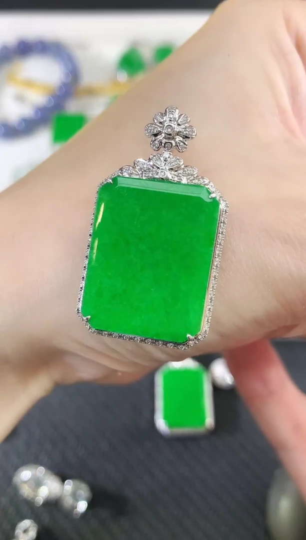 吊坠(不含链)18K金镶嵌翡翠无事牌|7980多样性发其一