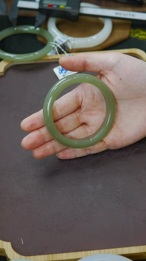 未镶嵌手镯和田玉55圈口正装冰胶湖水绿