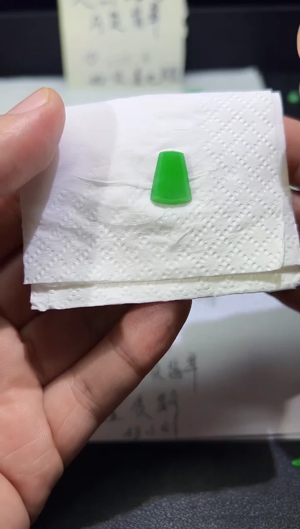 裸石翡翠小****爬缅甸A货翡翠一件