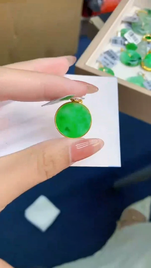 翡翠未镶嵌颈饰          1