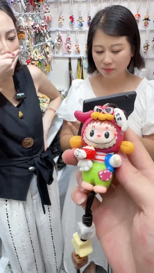 蜡笔小新斜挎手机挂件