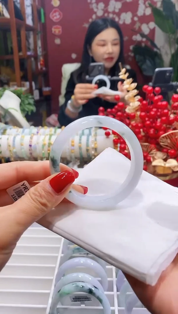 【闪购商品】翡翠手镯未镶嵌10冰飘5152/13.1*7.7