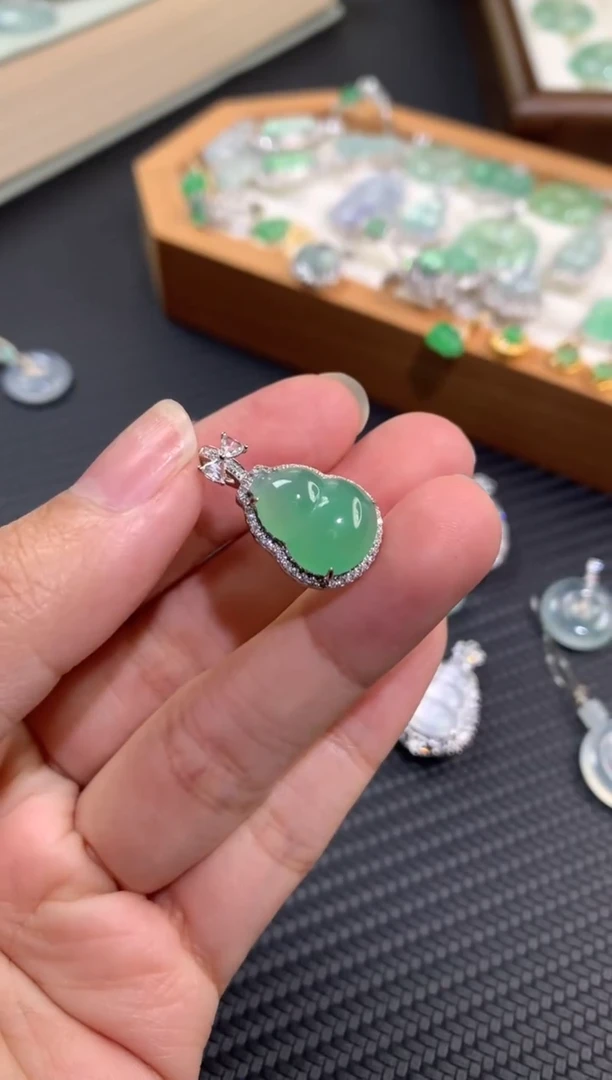 颈饰18K金镶嵌翡翠葫芦