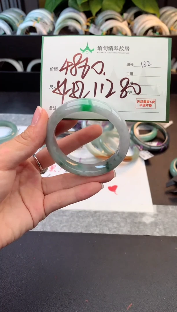 未镶嵌定制翡翠毛货需精细抛光+多人