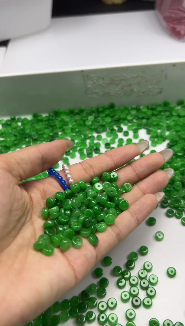 翡翠未镶嵌颈饰w1700辣绿翡算盘6*3mm*30颗
