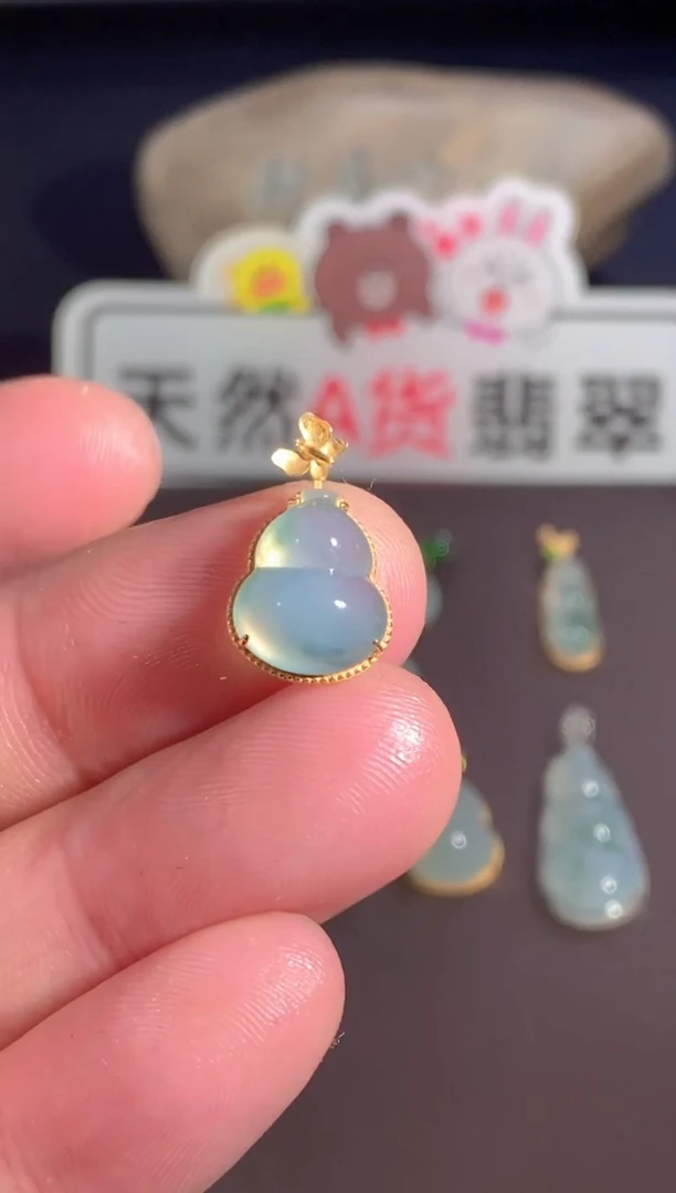 颈饰18K金镶嵌翡翠