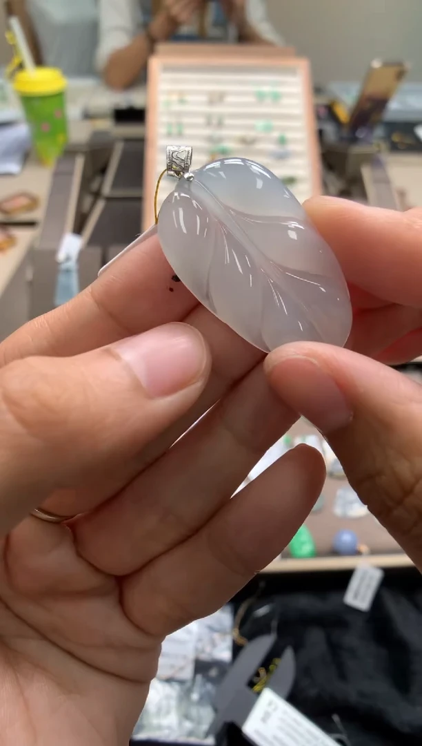 颈饰18K金镶嵌翡翠叶子