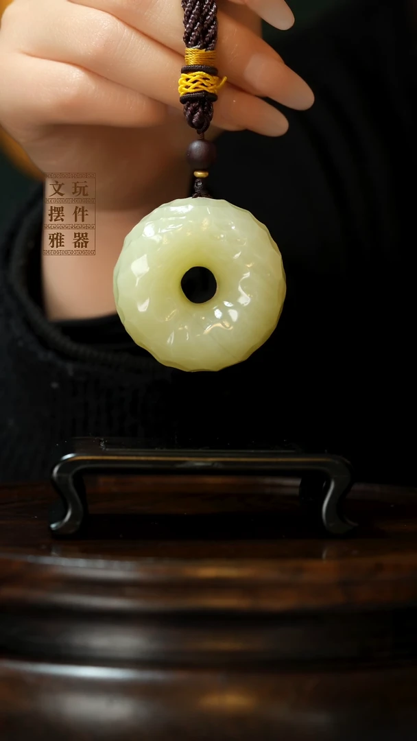 玉《千锤百炼平安扣》手把件摆件