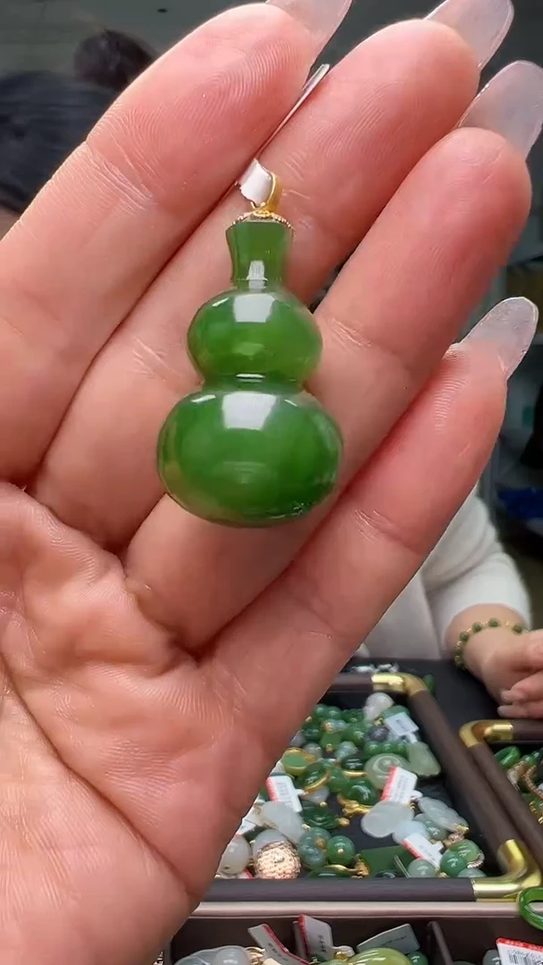 颈饰18K金镶嵌和田玉（多样性发货.发其一)12.04.60