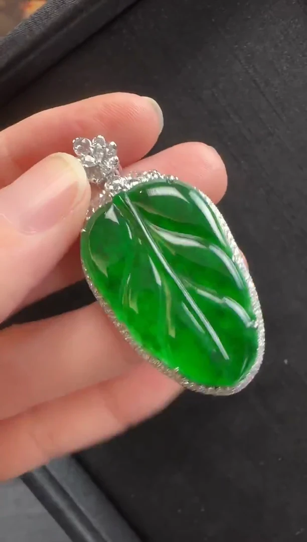 颈饰18K金镶嵌翡翠632叶子一个