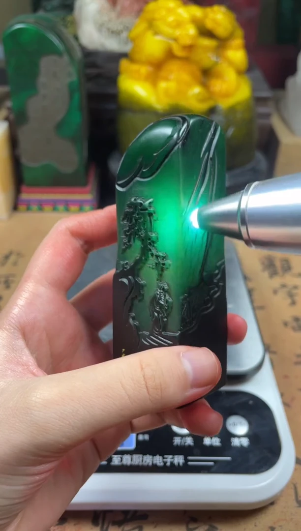 寿山石印石绝绿带皮薄意雕竖章
