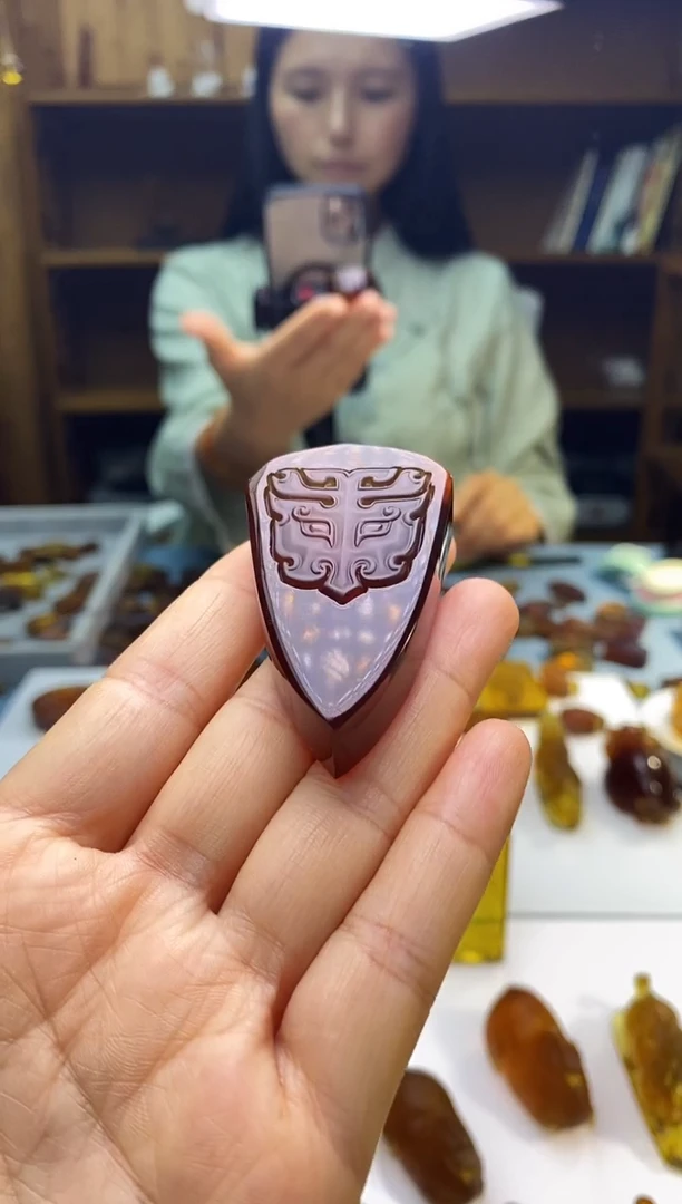 琥珀颈饰未镶嵌SN68-179（兽面剑盾）