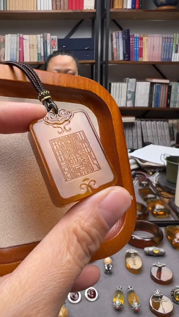 【闪购商品】琥珀颈饰未镶嵌山鬼
