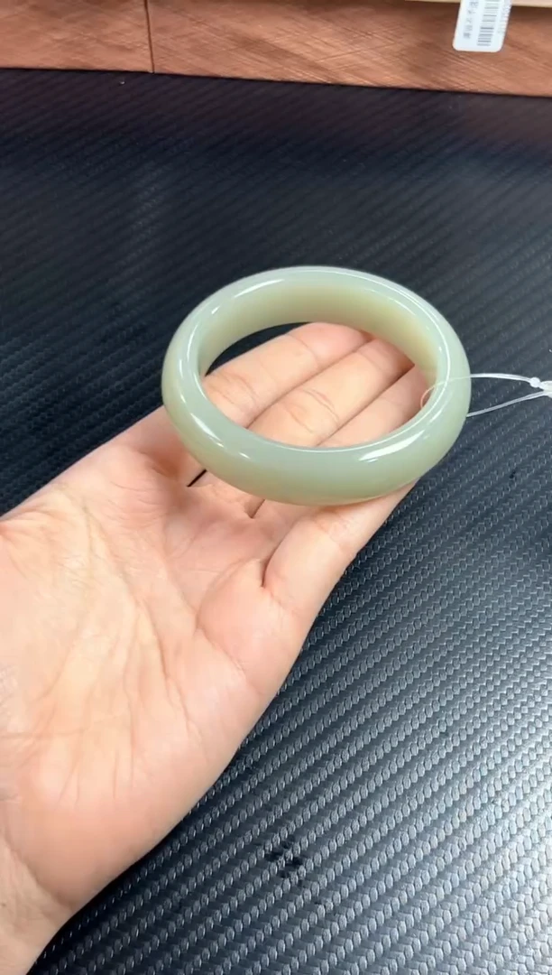 未镶嵌手镯和田玉且末微色差近矿58