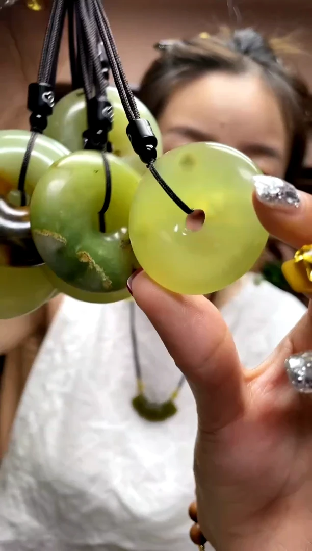 岫玉未镶嵌吊坠多样性发货发其中之一