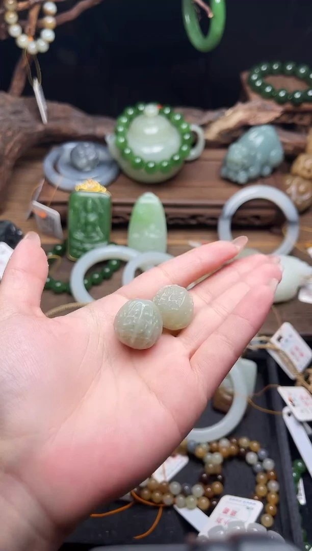 未镶嵌和田玉珠宝半成品且末青白 核桃一对 有瑕疵