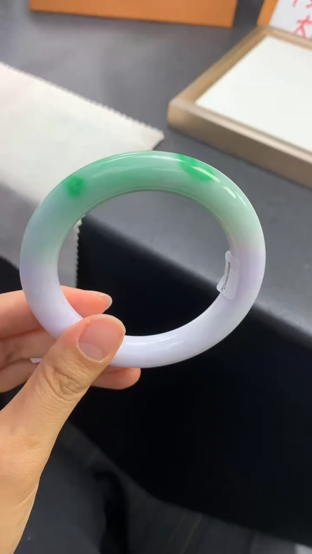 未镶嵌手镯（圆镯）翡翠退货需手镯吊牌标签完好