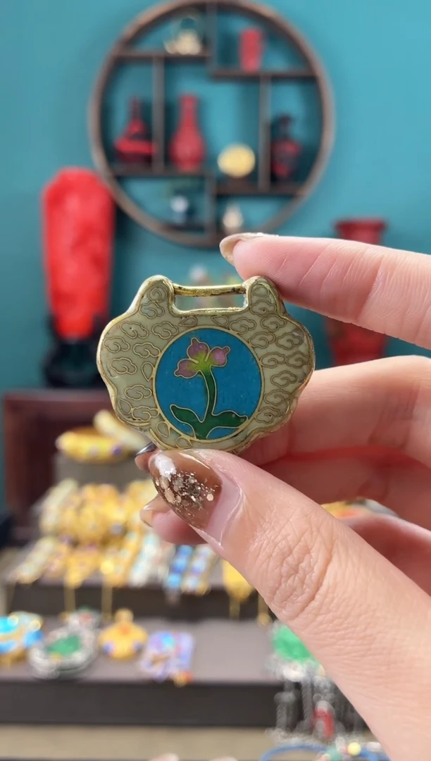 非遗手工景泰蓝吊坠如意锁米色