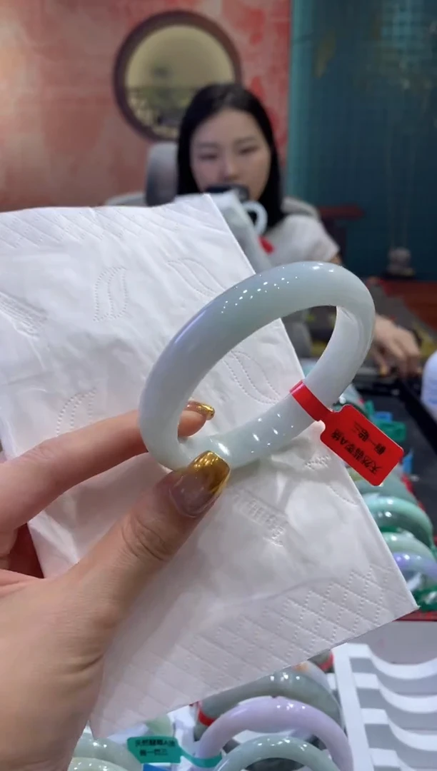 翡翠手镯未镶嵌多人06376