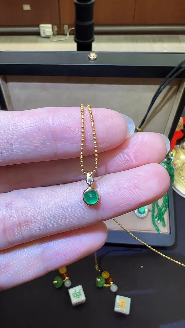 吊坠(赠链)18K金镶嵌祖母绿0.61ct