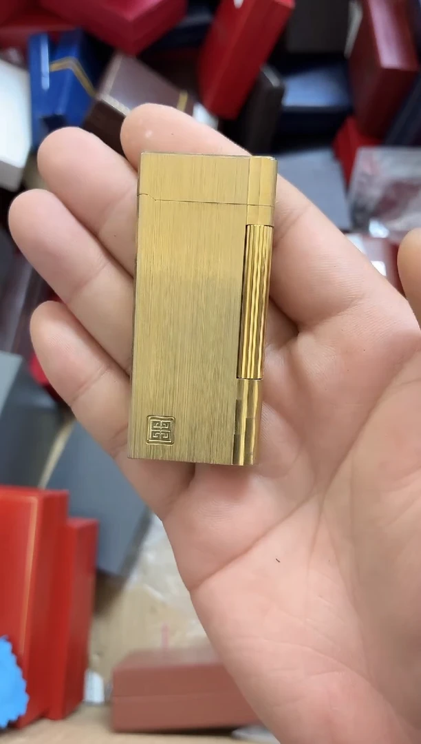 纪梵打火机金色的