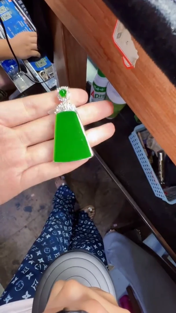 未镶嵌定制翡翠翡翠A货有轻微色差属于正常现象无事牌多样性发货1