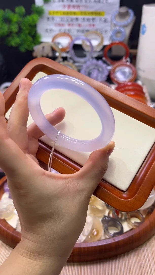 玛瑙/玉髓手镯未镶嵌不同角度不同光线色不同