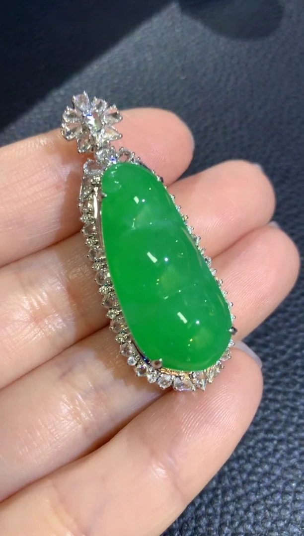 【闪购商品】翡翠颈饰18K金镶嵌高冰满绿胖胖福豆吊坠