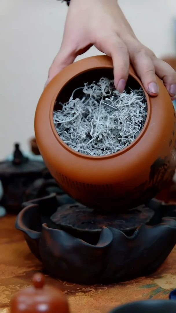 紫砂茶叶罐装莓茶