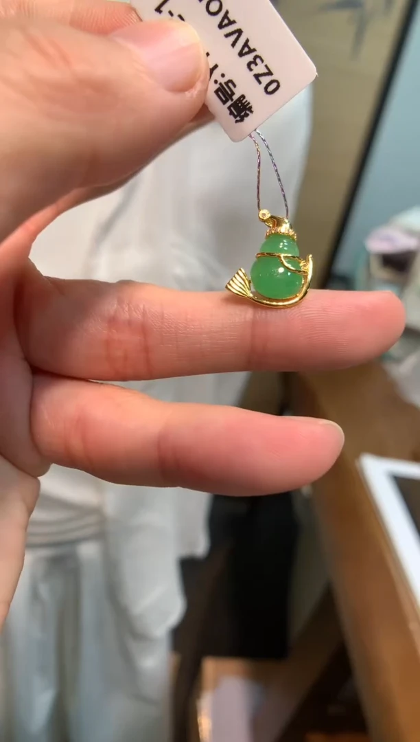 翡翠18K金镶嵌颈饰葫芦