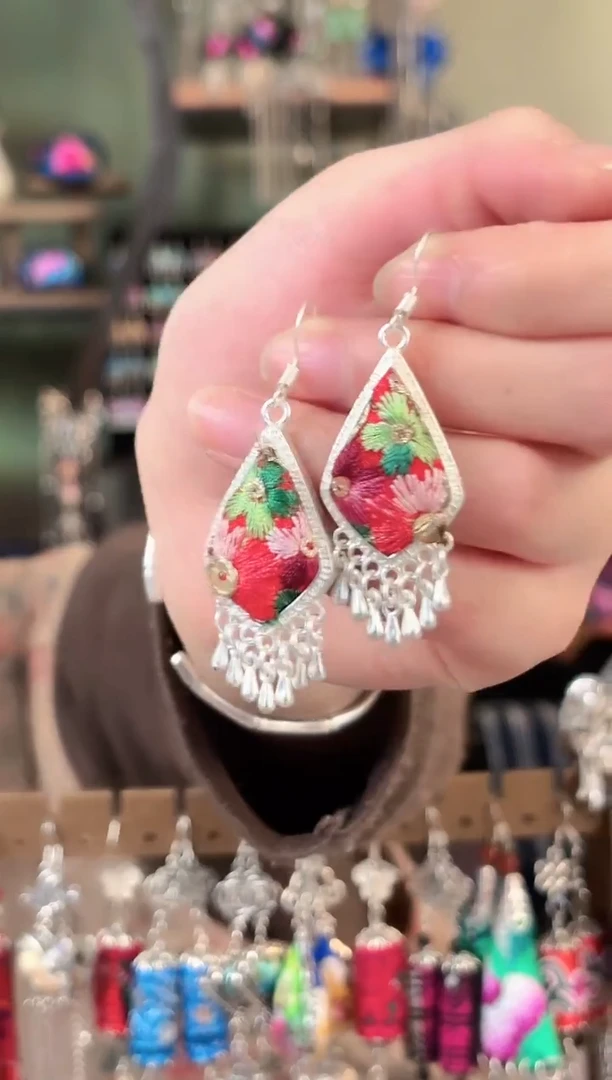 彩云南阁非遗老绣苗银饰品139