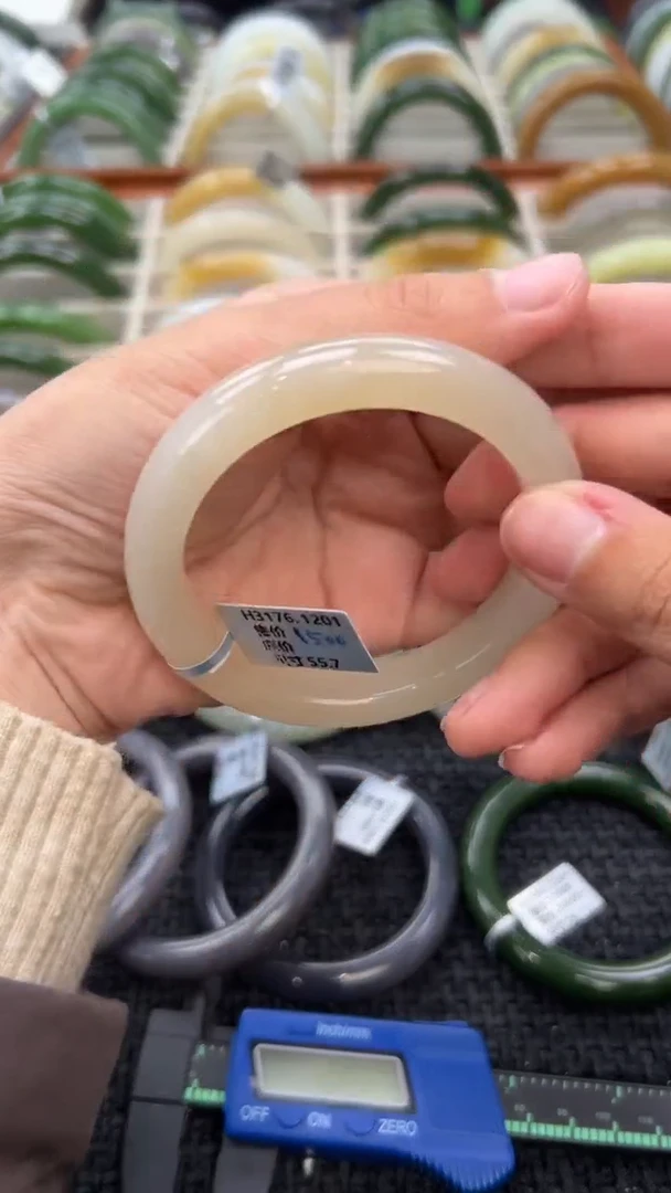 未镶嵌手镯和田玉55.7圈冰粉