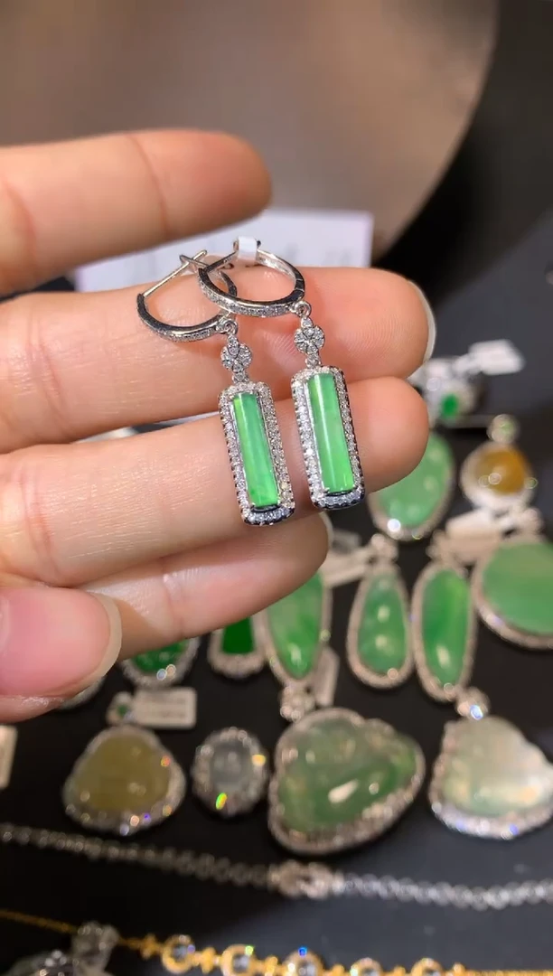 【闪购商品】翡翠吊坠(不含链)18K金镶嵌耳饰