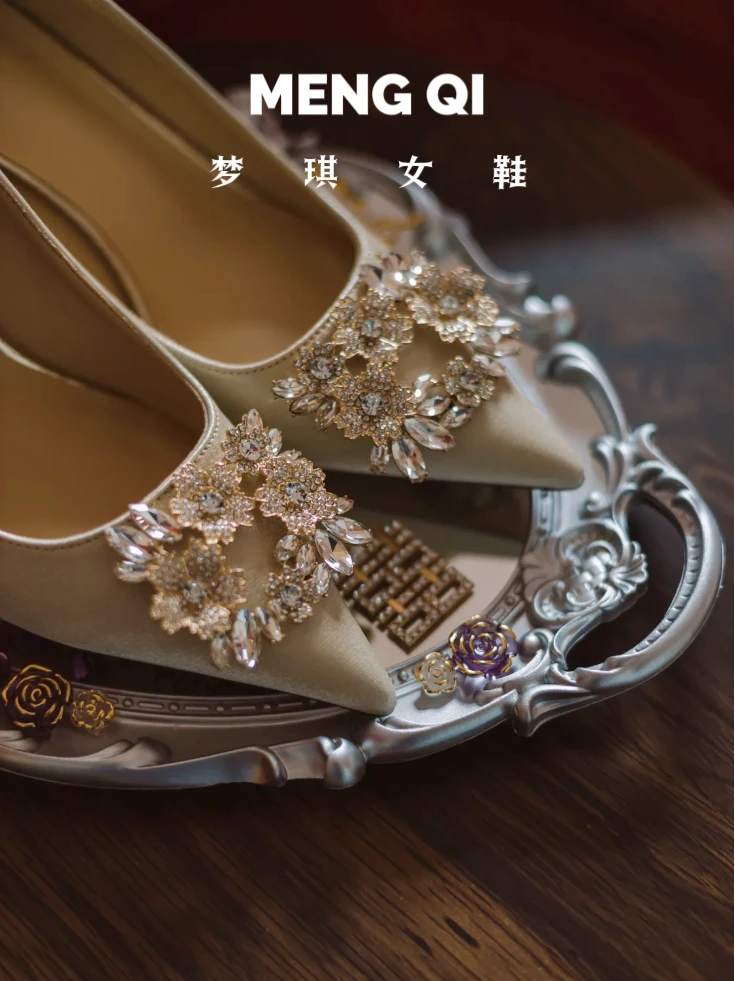2025新款法式绸缎面婚鞋细跟尖头浅口水钻半娘单鞋方扣新娘高跟鞋