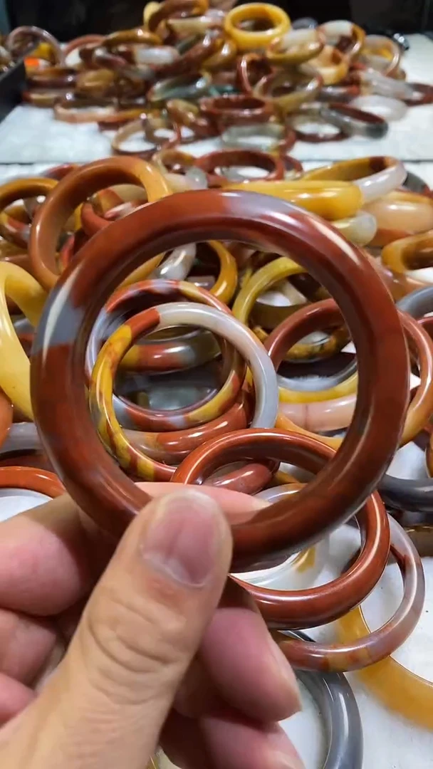 未镶嵌石英质玉（黄龙玉）手镯黄龙玉手镯60.7圈口