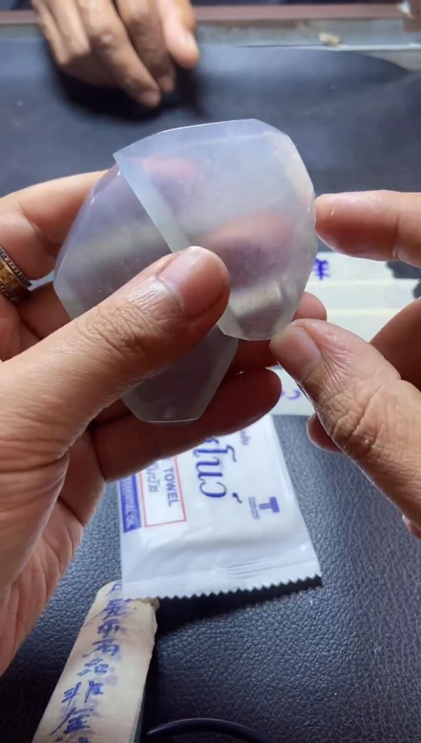 颈饰未镶嵌翡翠高冰牌子料一对