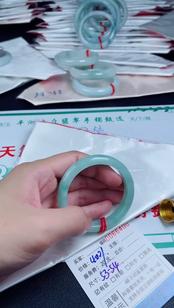 翡翠手镯未镶嵌翡翠手镯